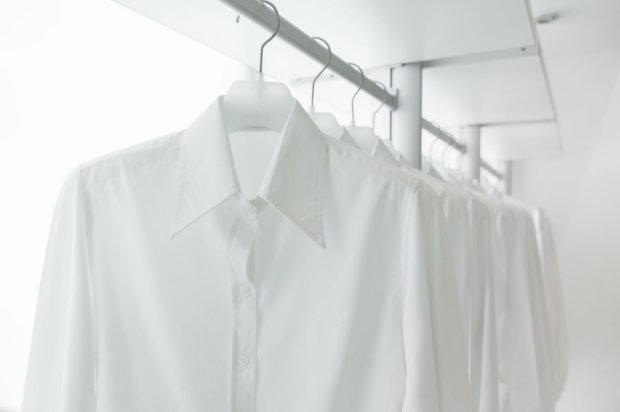 راهنمای شستشوی لباس سفید: چطور شومیز سفید را سفید نگه داریم؟